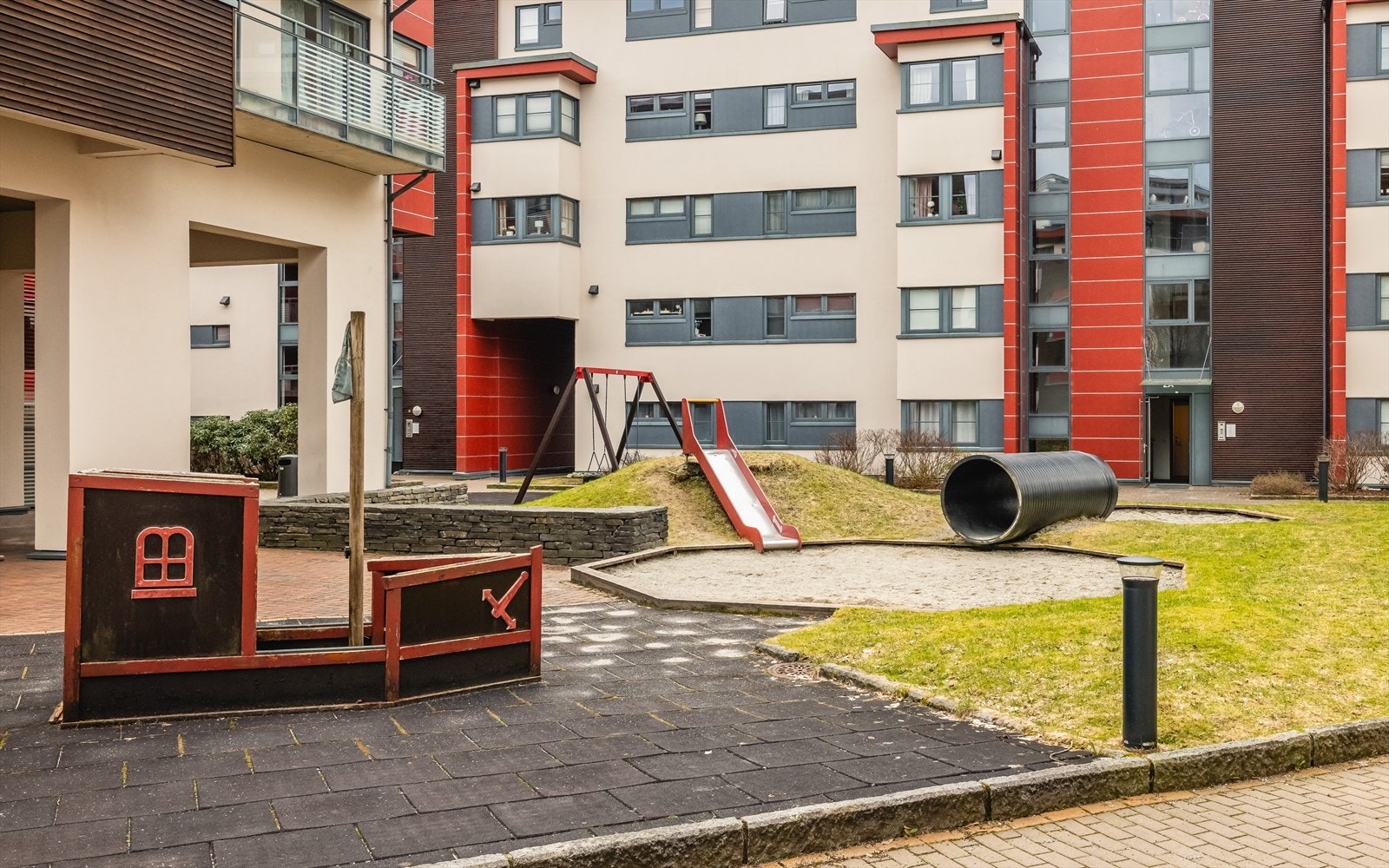 Her er benker for de voksne og lekeplasser for de yngste. Galleribilde