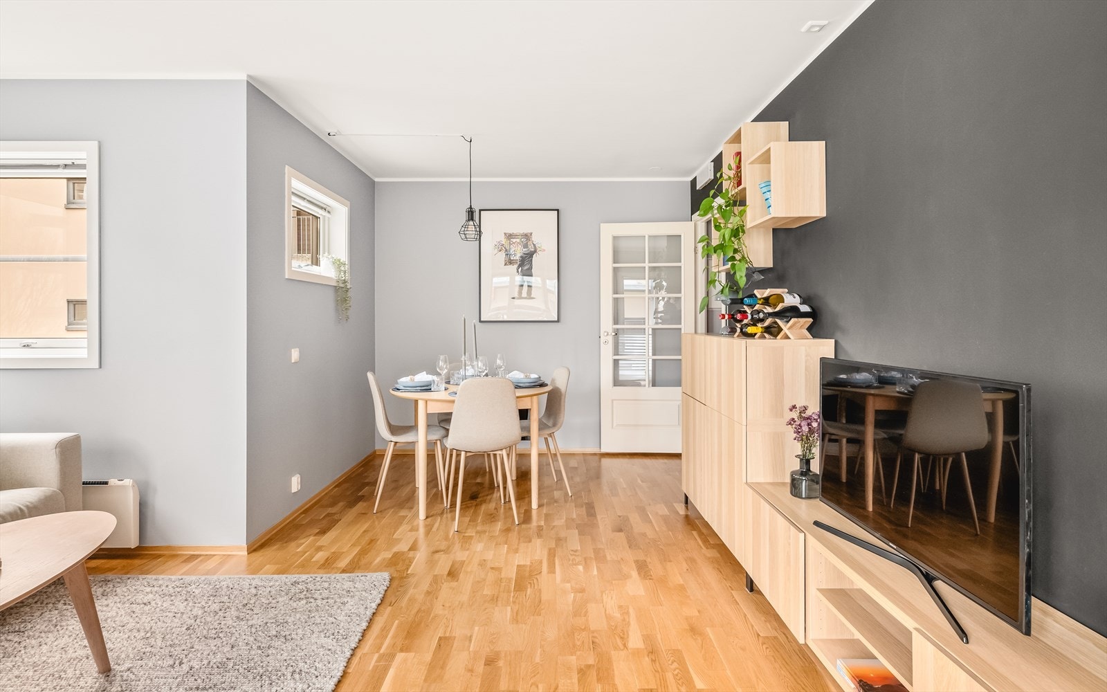 Stuens utforming gir naturlig soneinndeling for både sofagruppe og spisebord. Galleribilde