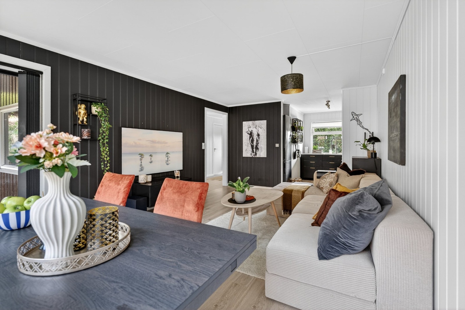 Store vinduer slipper inn rikelig med naturlig lys. Galleribilde