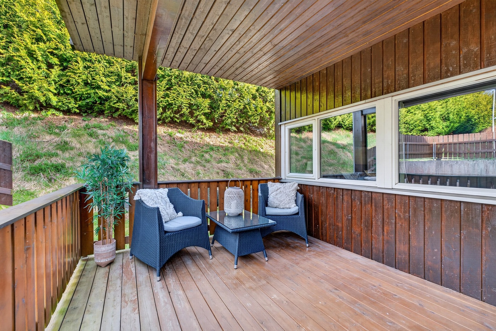 Fra stuen er det utgang til en terrasseplatting på ca. 11 kvm, som blir en naturlig forlengelse av stuen på sommerhalvåret. Galleribilde