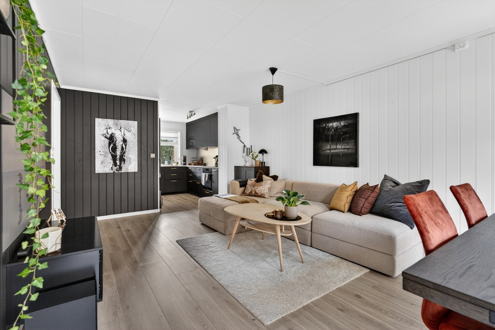 Her er det god plass til både spisebord og sofagruppe med TV-sone. Galleribilde