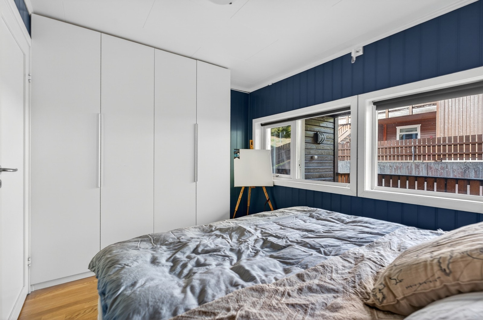 Hovedsoverommet har rikelig med garderobeskap. Galleribilde