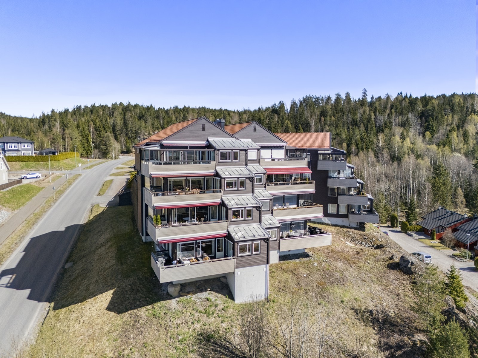 Her bor du med umiddelbar nærhet til skog og mark, og fra balkongen har du en fantastisk utsikt. Galleribilde
