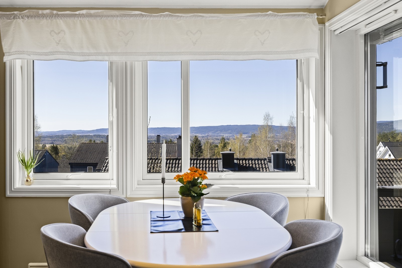 Utsikten kan nytes også fra kjøkkenbordet. Galleribilde