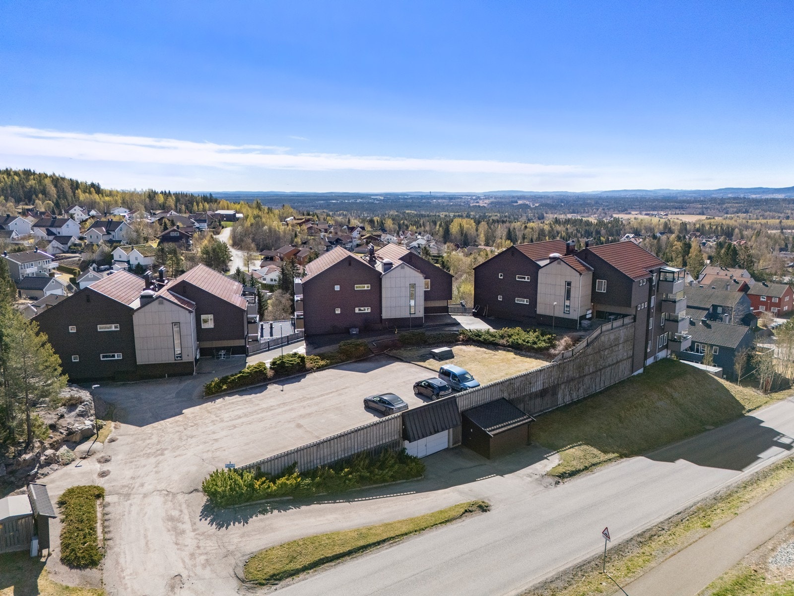 Det er felles parkeringsplasser på toppen av garasjeanlegget. Galleribilde
