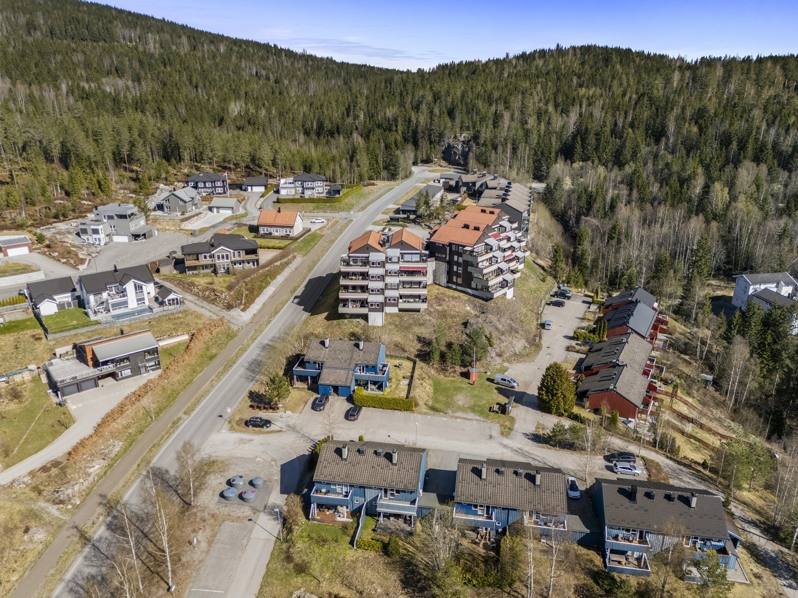Boligen ligger i et etablert og rolig nabolag med marka som nærmeste nabo. Galleribilde