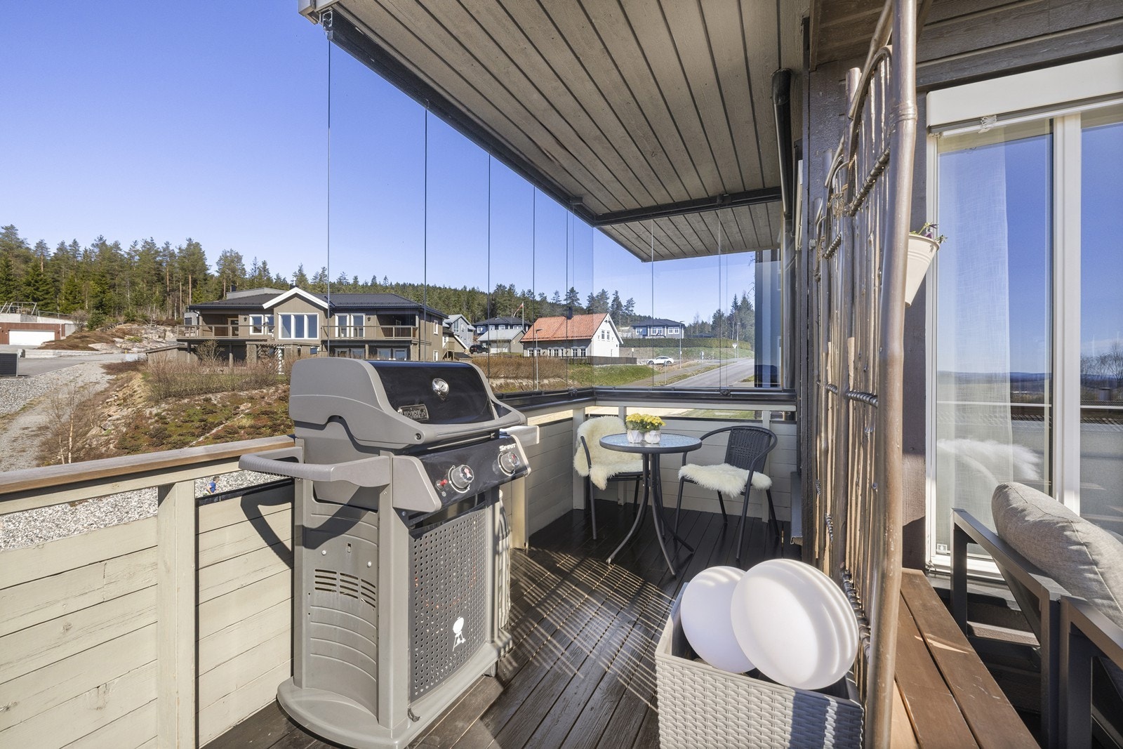Balkongen er belagt med impregnerte terrassebord og har god plass til utemøbler. Galleribilde