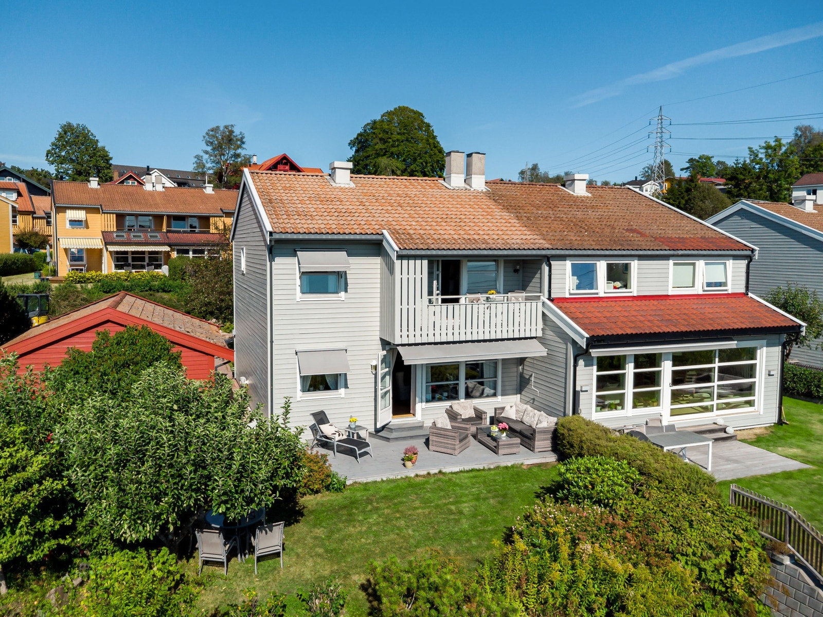 Velholdt og solrik utsiktseiendom på barnevennlig boligtun i markagrensa på Nordberg. Galleribilde