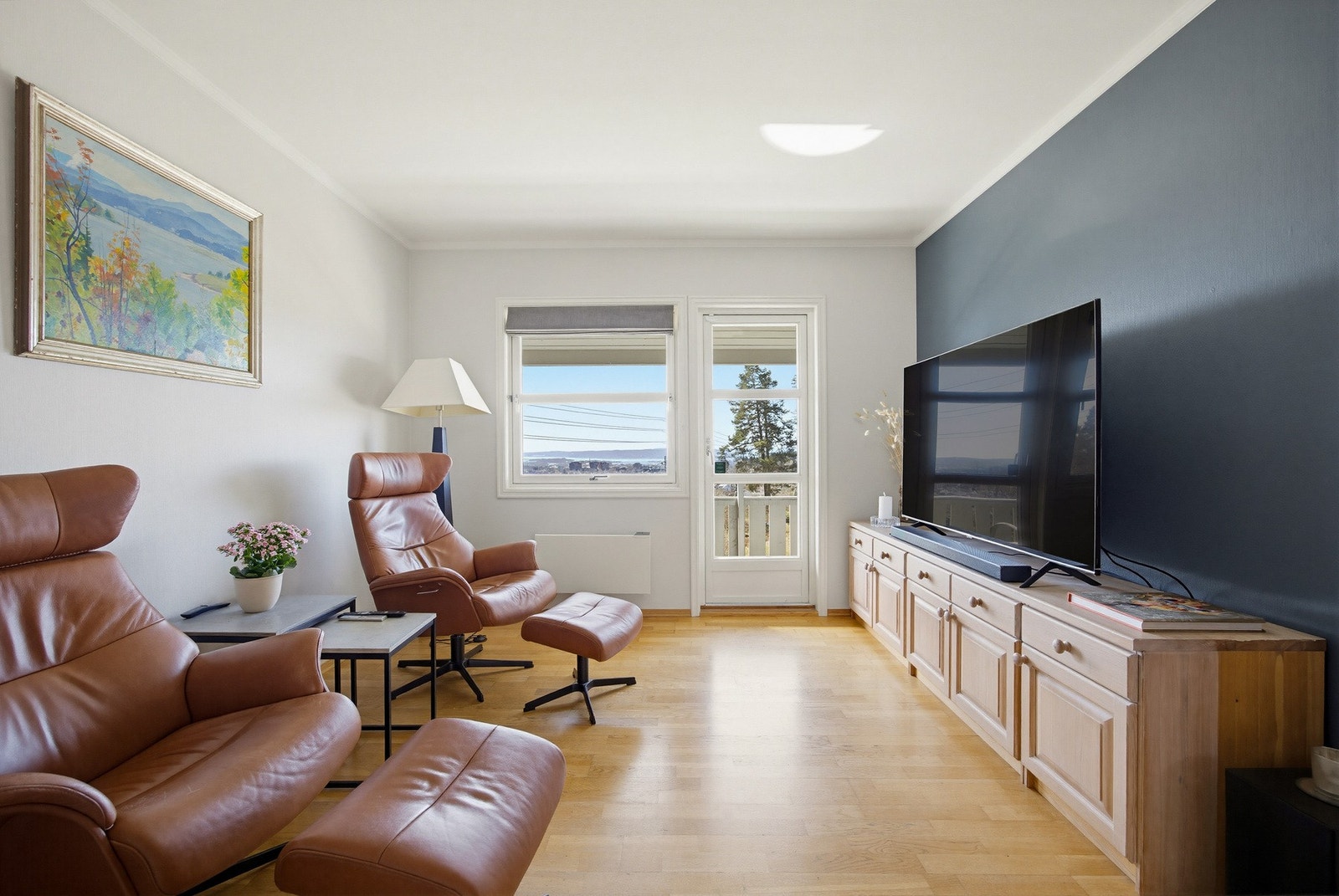 Stuen i 2. etasje blir i dag benyttet som en TV-stue (om man velger å dele av rommet fra trappehallen, vil rommet bli ca 13 kvm og egne seg godt som soverom). Fra stuen er det utgang til en solrik sydvestvendt balkong på ca. 5 kvm med fantastisk utsikt ov Galleribilde