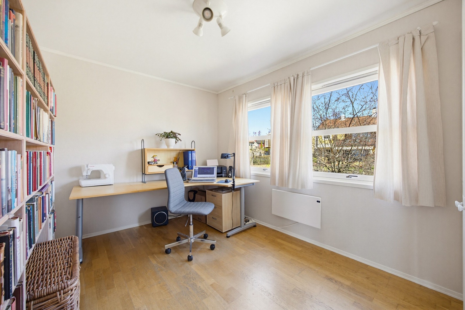 Soverom 2 er innredet som kontor, men har god plass til seng, garderobeskap og skrivebord. Rommet er ca 10,3 kvm og har to store vinduer mot nordøst (utsyn mot forhagen). Galleribilde