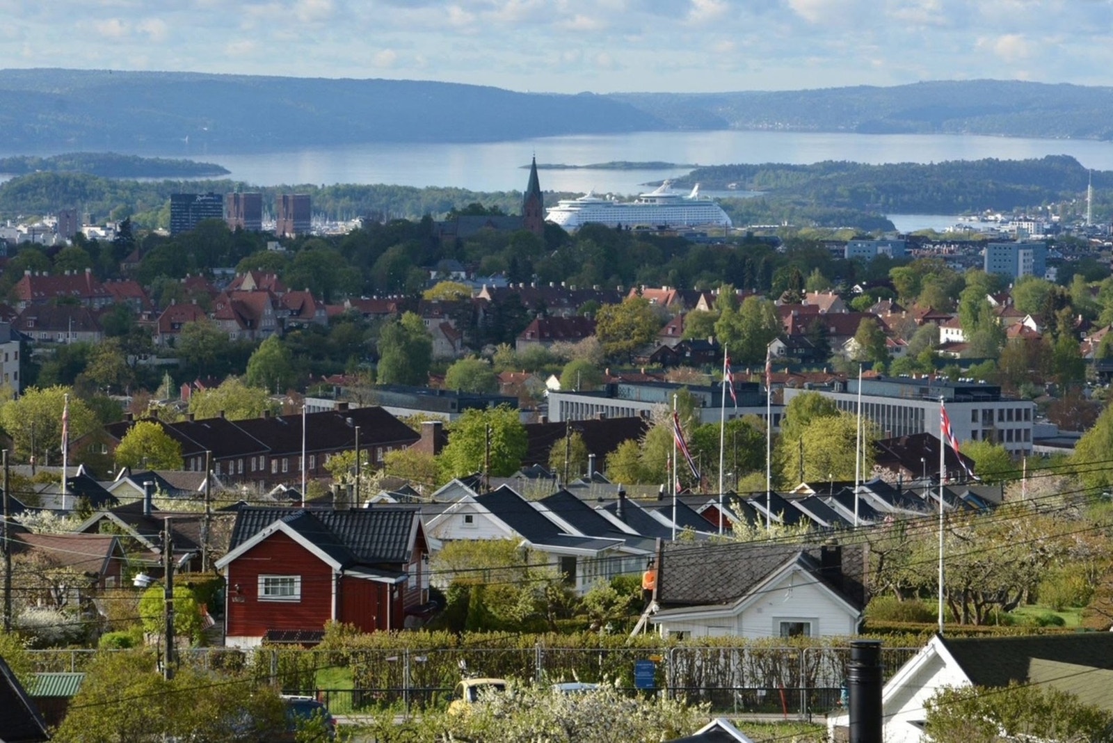 Nydelig utsikt fra både stue i 1. og 2.etasje, samt fra hovedsoverommet. Galleribilde