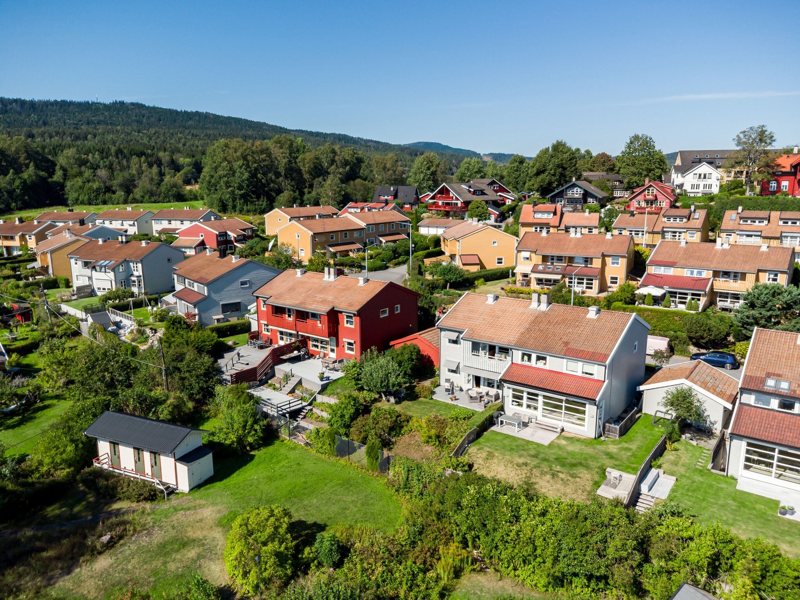 Boligen ligger svært rolig og barnevennlig til - kun 150 meter fra turvei og skispor. Det er kort gange på bilfri skolevei til Kringsjå barneskole og Nordberg ungdomsskole. Galleribilde
