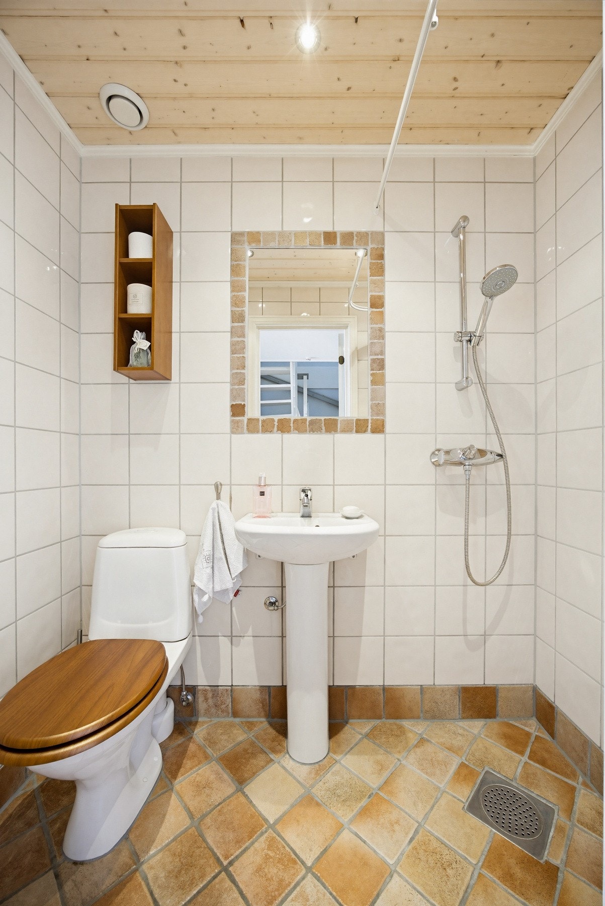 Pent flislagt bad i første etasje med varmekabler i gulv. Badet ble pusset opp i 2001 og er utstyrt med dusjnisje med dusjforheng, gulvstående toalett og porselenservant. Galleribilde