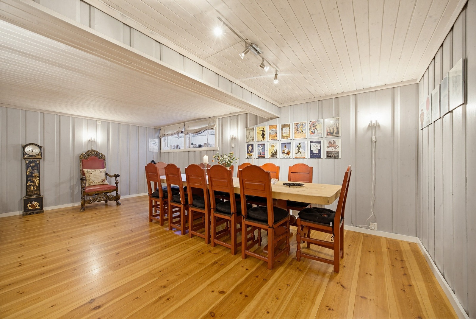 Supert multibruksrom med plass til både langbord til fest og en romslig salonggruppe. Et perfekt rom for undommer med spillkvelder og tv-titting. Rommet er byggemeldt som uinnredet kjeller og er dermed ikke godkjent for varig opphold. Galleribilde