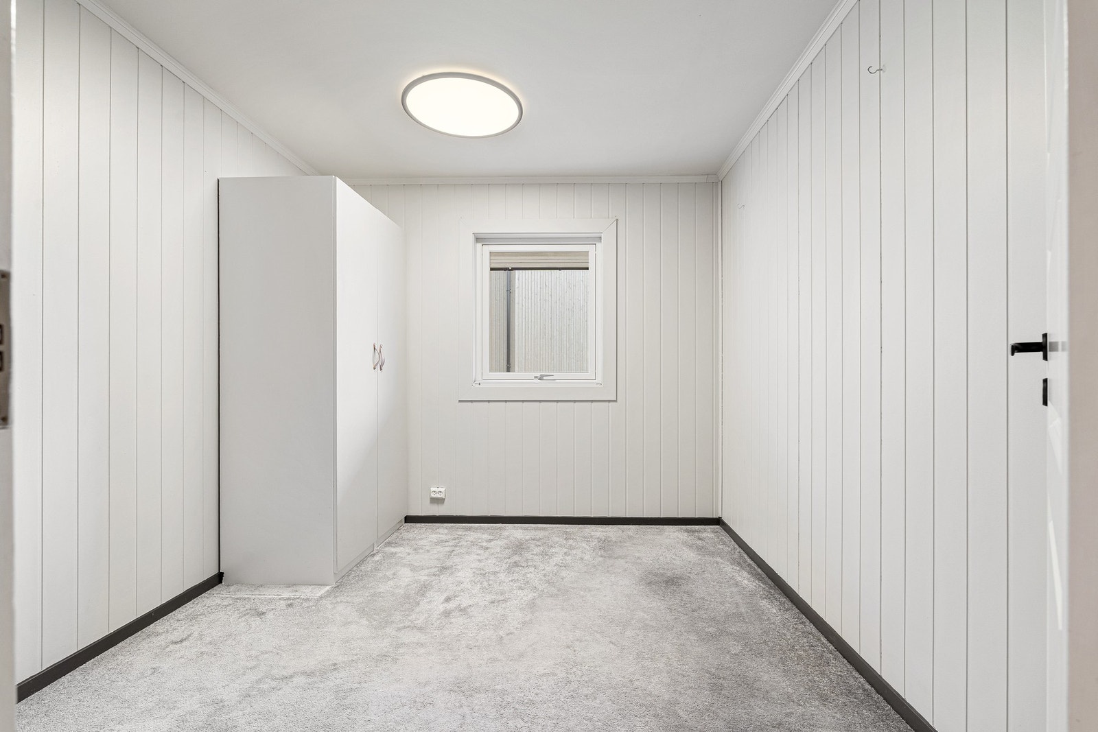Soverom 2 måler 9,2 kvm. Her har du plass til seng av god størrelse, det er også lagt vegg-til-veggteppe på gulv. Galleribilde