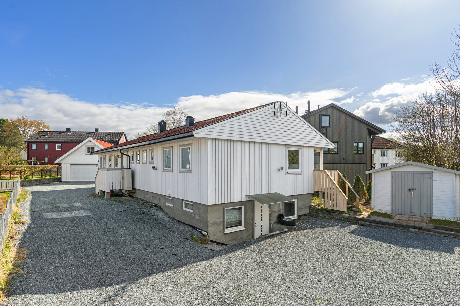 Hoveddel og begge utleiedelene har hver sing inngang. Galleribilde