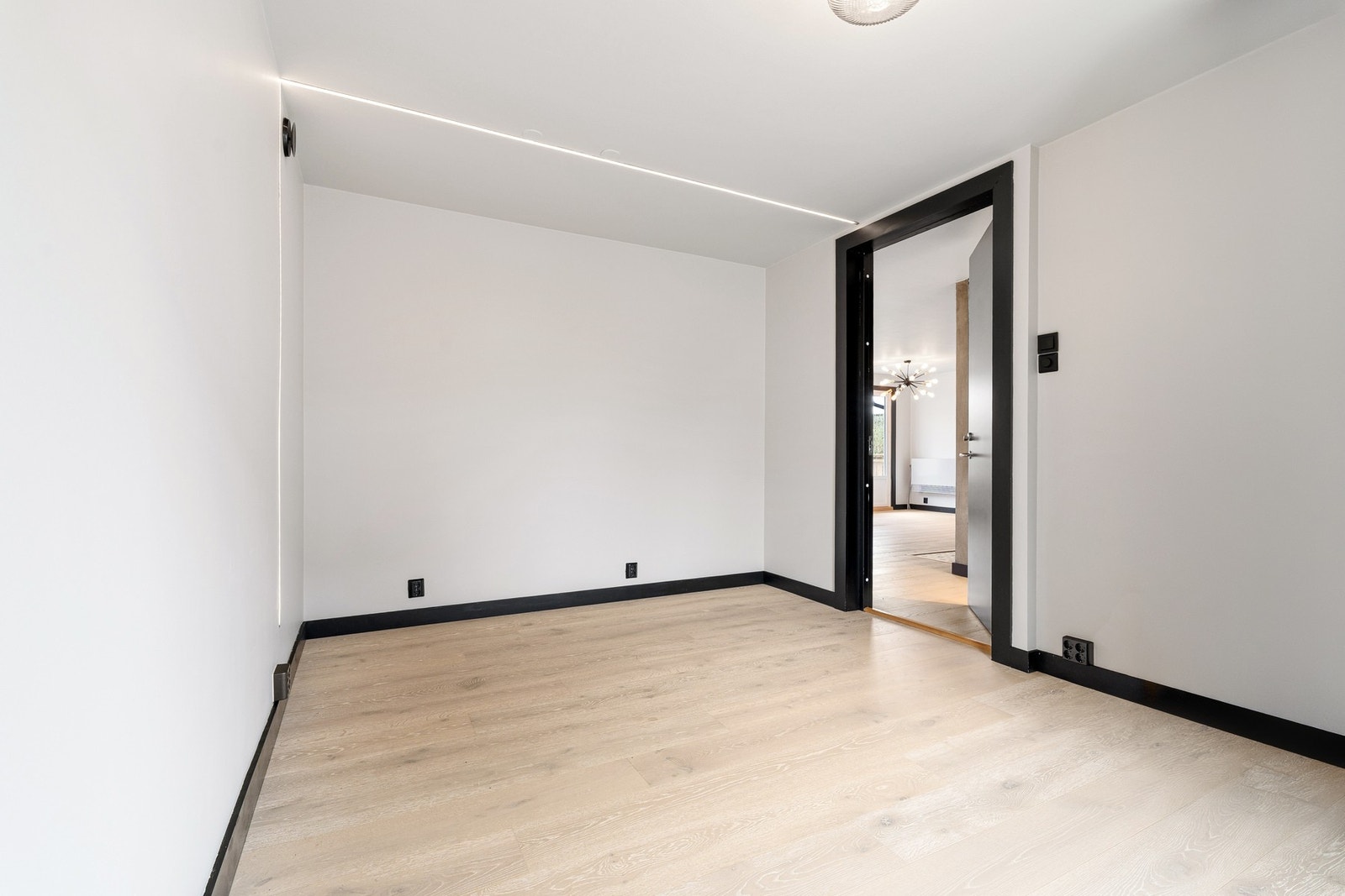 Hoveddelens 1.etasje har 3 soverom på hhv. 9,2, 8,8 og 5,4 kvm. Galleribilde