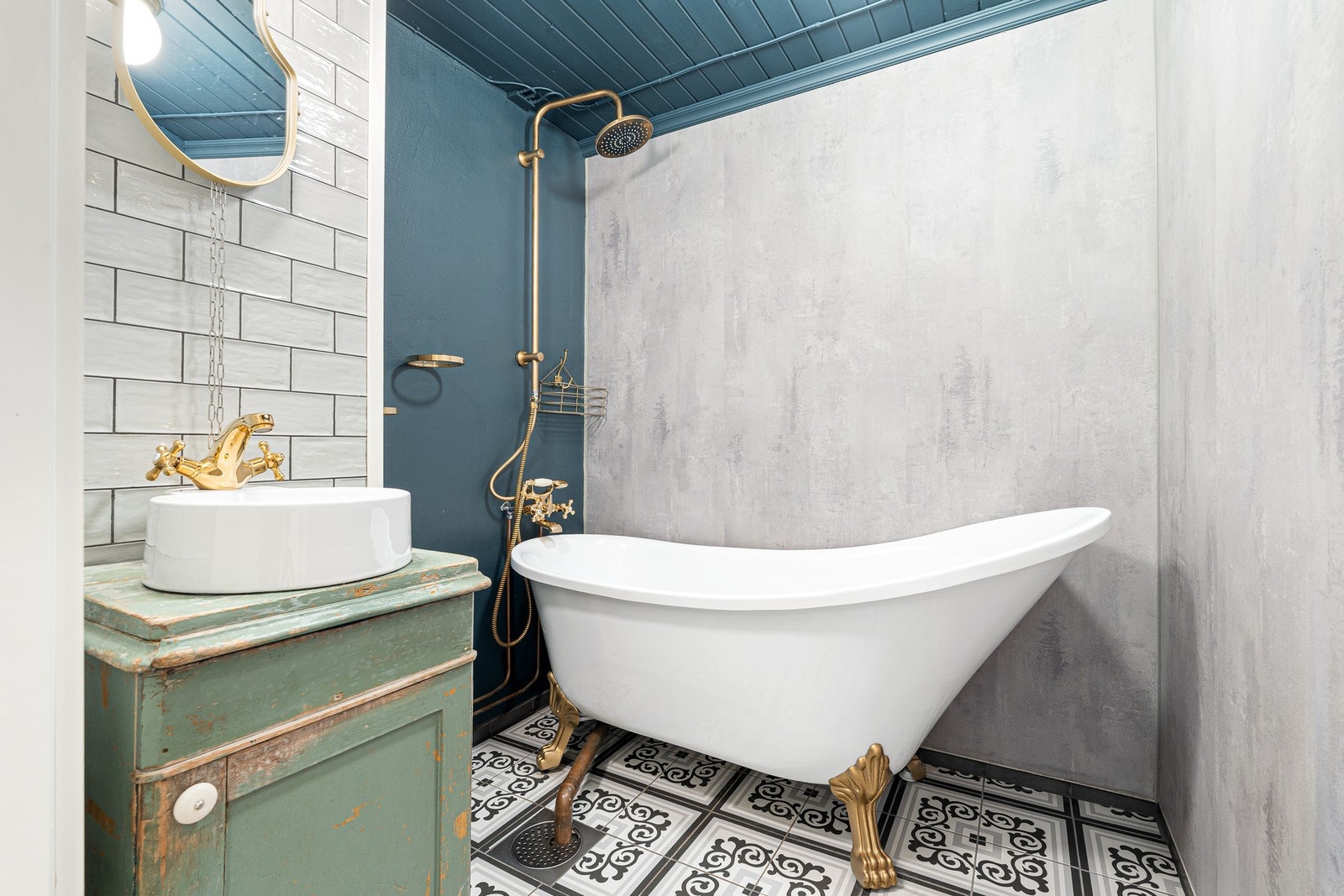 Badet ble oppusset i 2021 og har en gjennomført vintage og luksuriøs stil, med frittstående badekar. Galleribilde