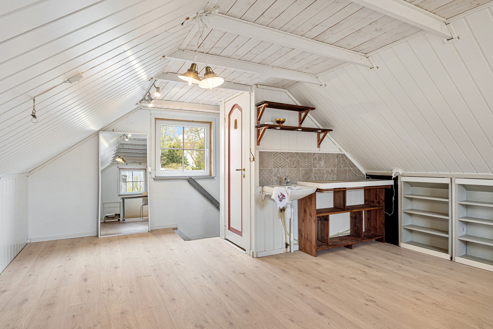 Her kan du innrede til eget hjemmekontor eller loftstue. Galleribilde