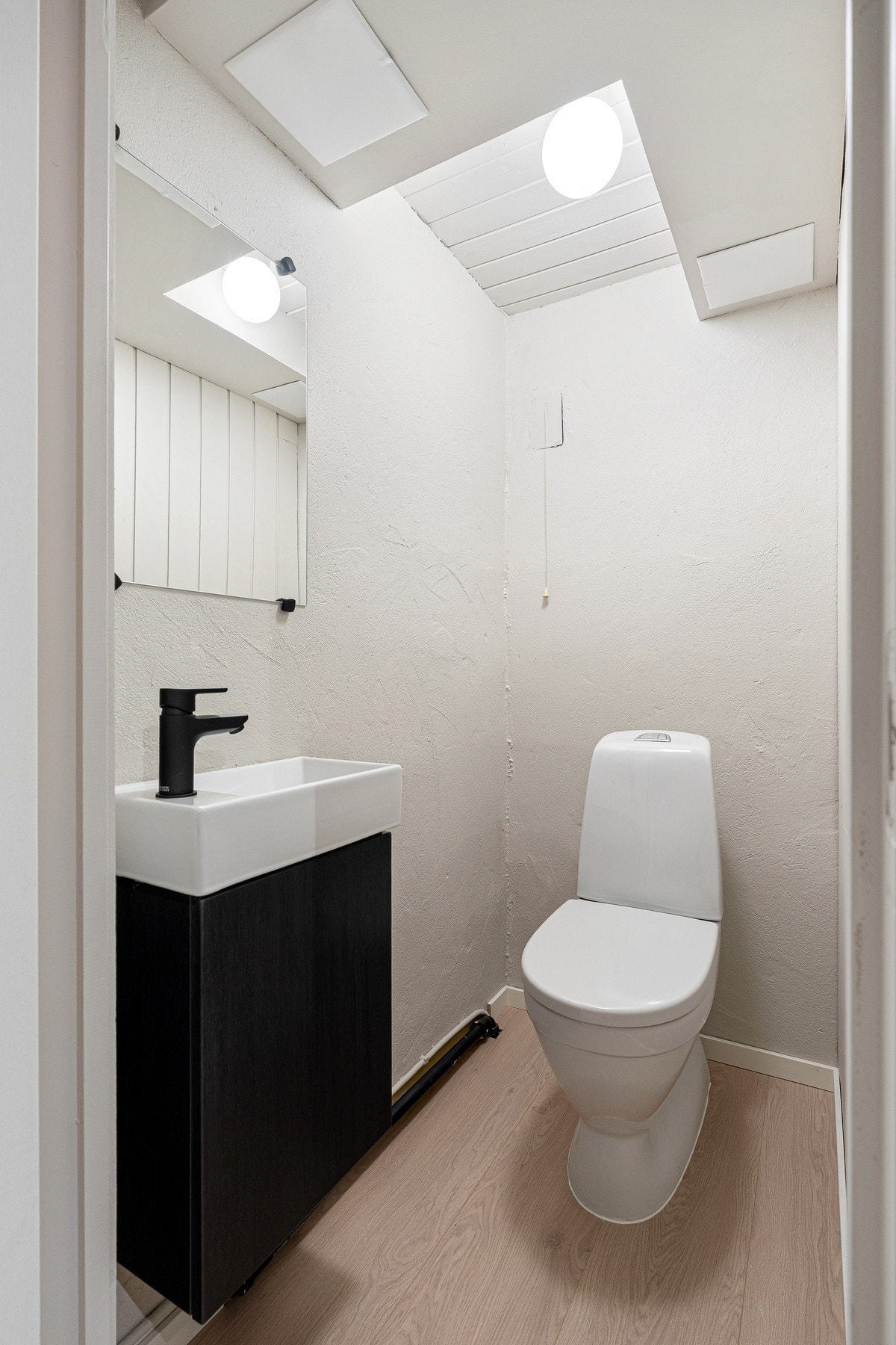 I tillegg til badet er det et ekstra toalettrom i kjelleretasjen. Galleribilde
