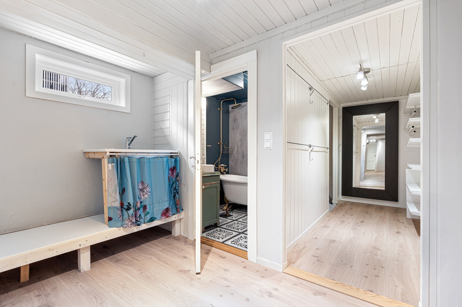 Underetasjens hoveddel består av gang, bad, toalettrom, 4 soverom og teknisk rom. Galleribilde