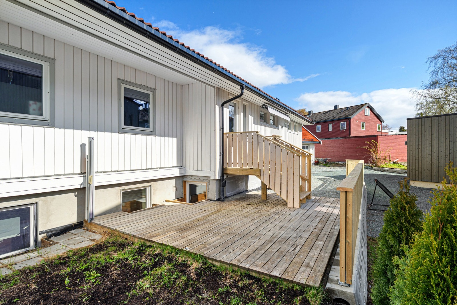 På fremsiden er det etablert platting, plen og gjerde. Galleribilde