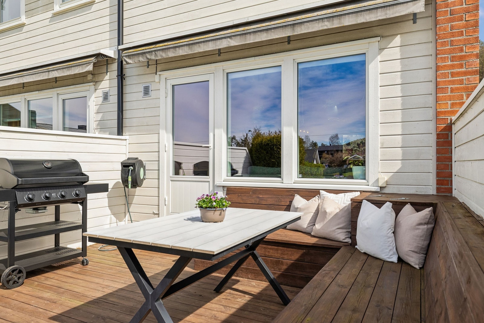 Koselig og lun terrasse. Galleribilde