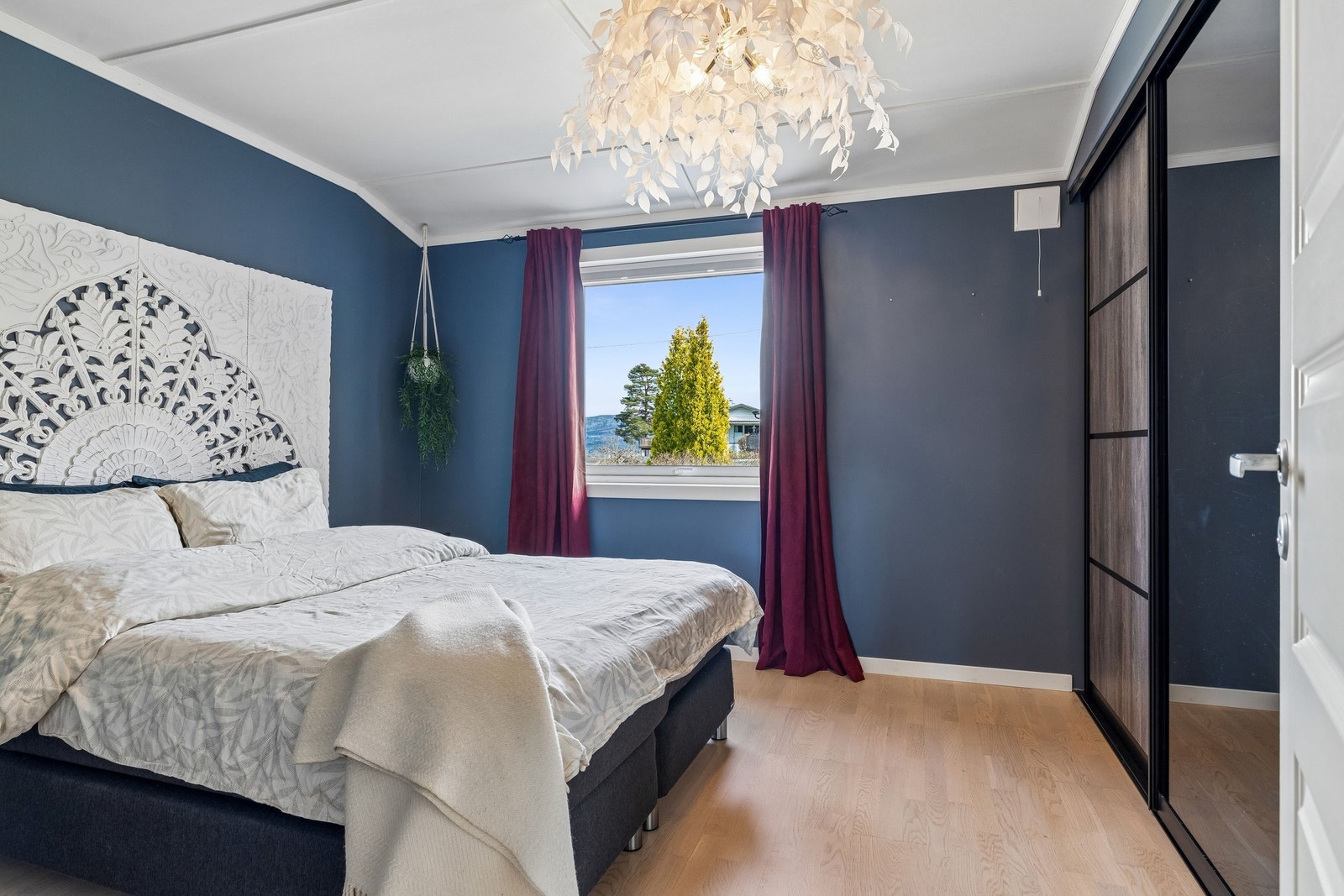 Hovedsoverom med stor skyvedørsgarderobe Galleribilde