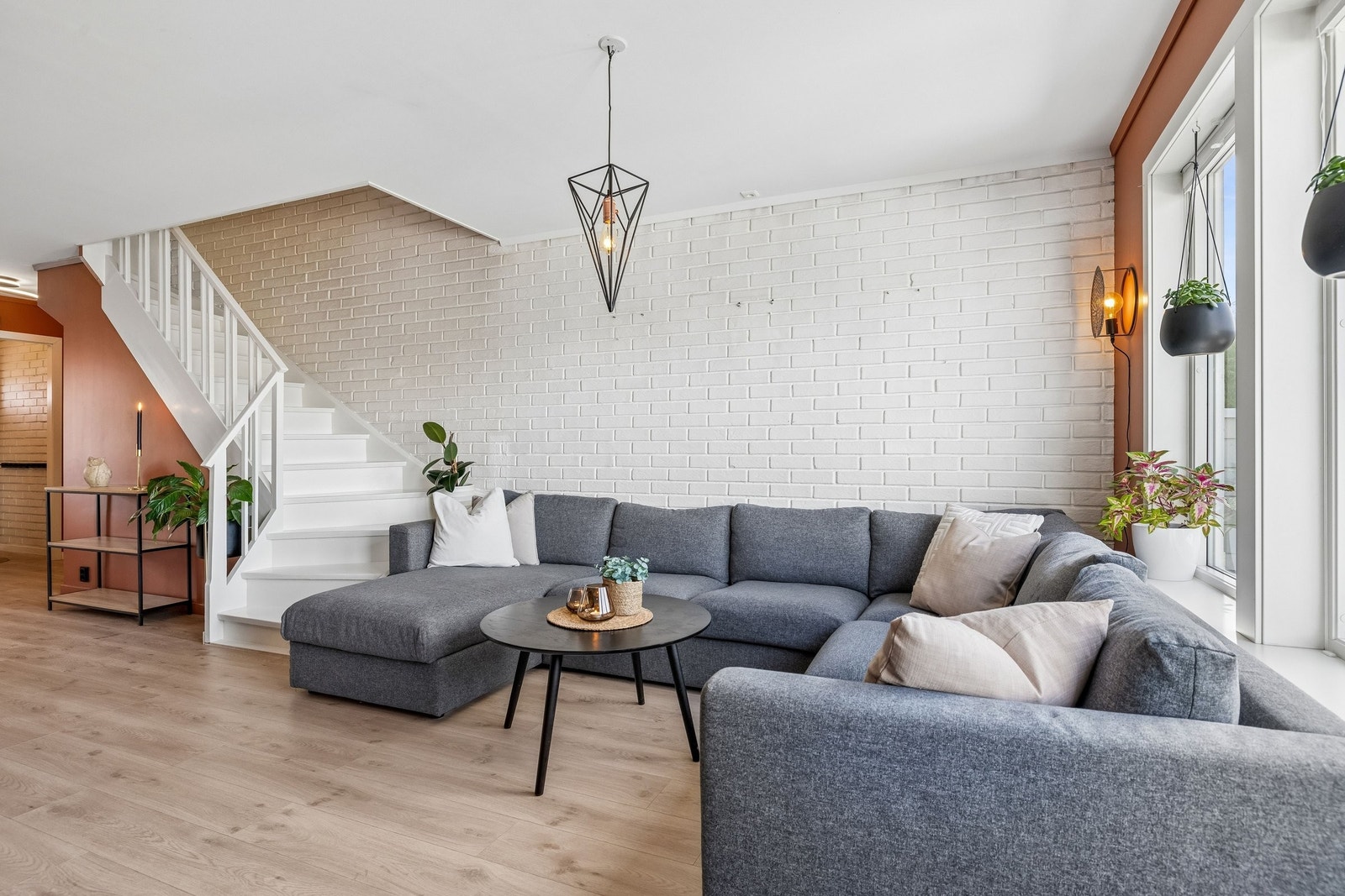 God plass til sofagruppe som inviterer til hyggelige samlingsstunder Galleribilde