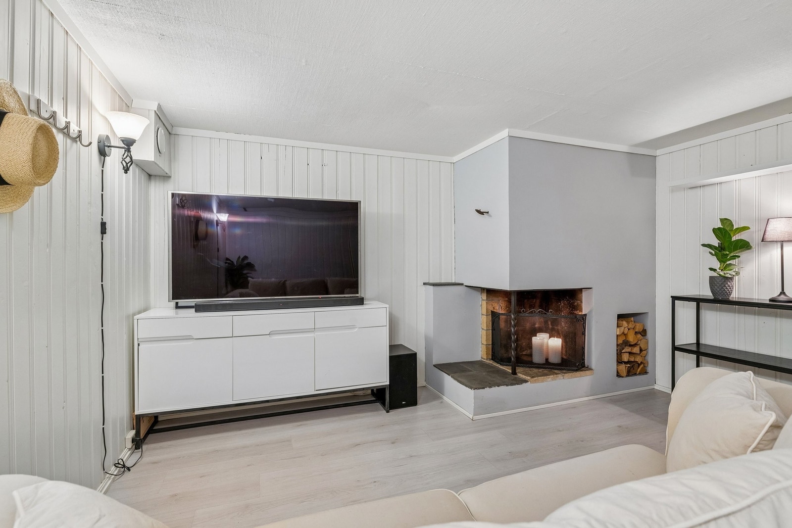Lys kjellerstue med peis Galleribilde