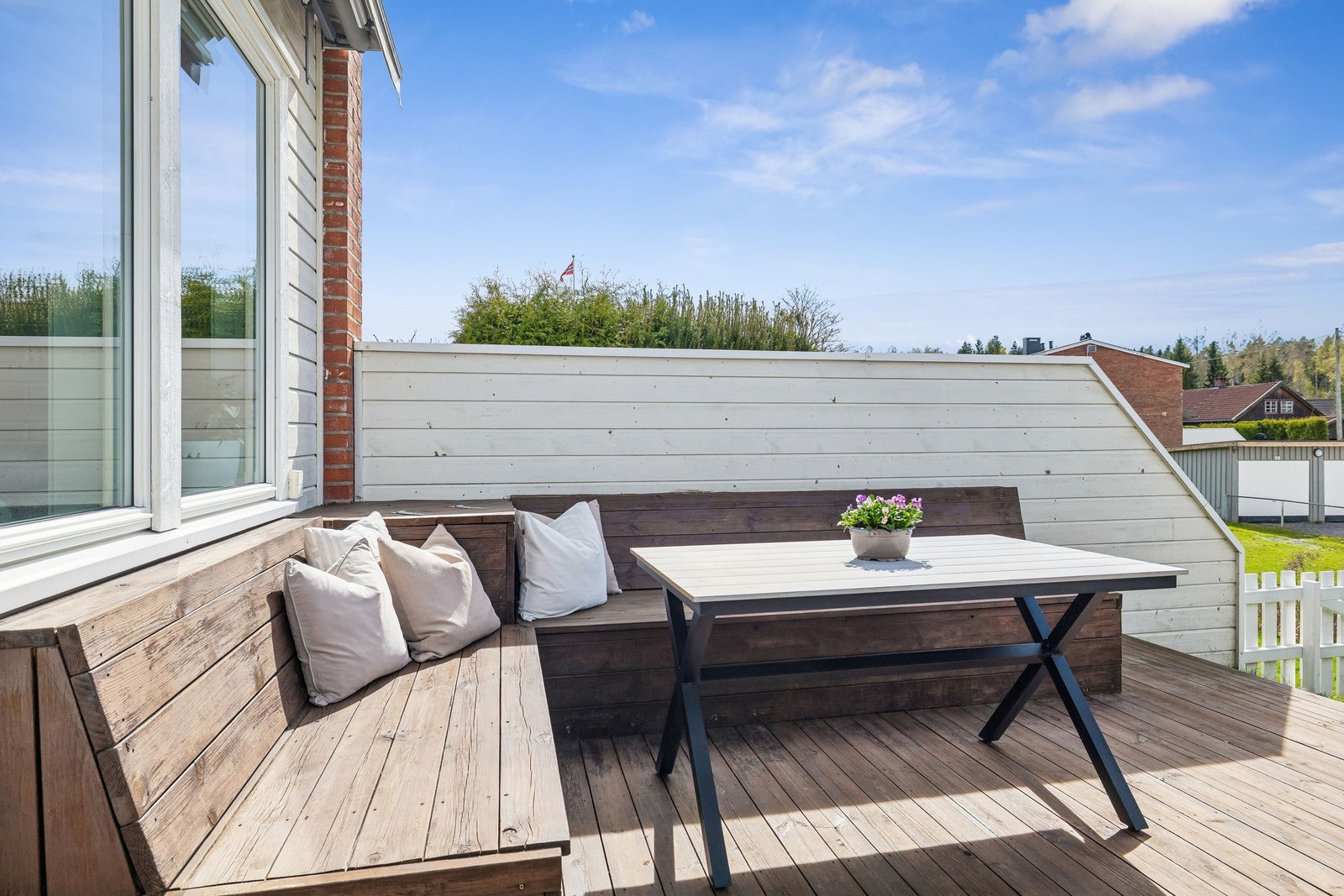 Solrikt uteområde med sol fra tidlig formiddag til sent på kveld Galleribilde