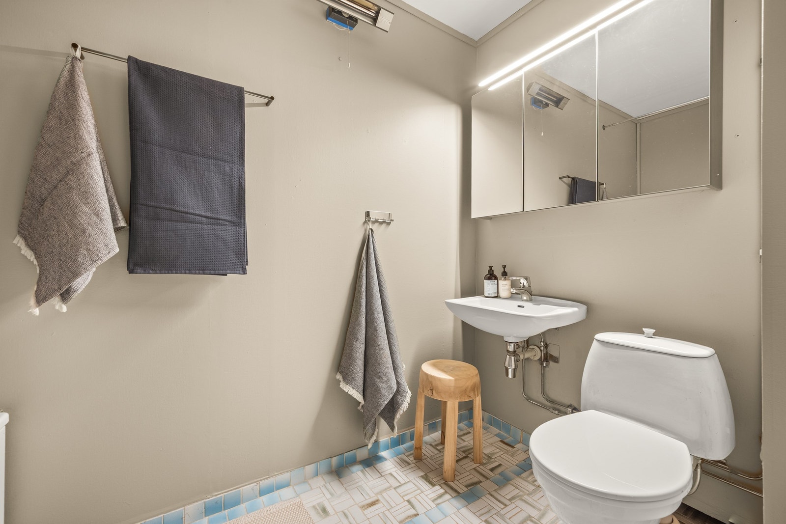 Det ene av leilighetens to bad. Badet er fra byggeår, og modernisering må påregnes. Galleribilde