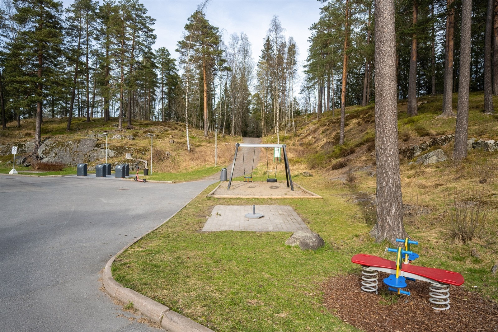 Sameiets gårdstun er flott opparbeidet med sittegrupper og samlingsplasser. Galleribilde