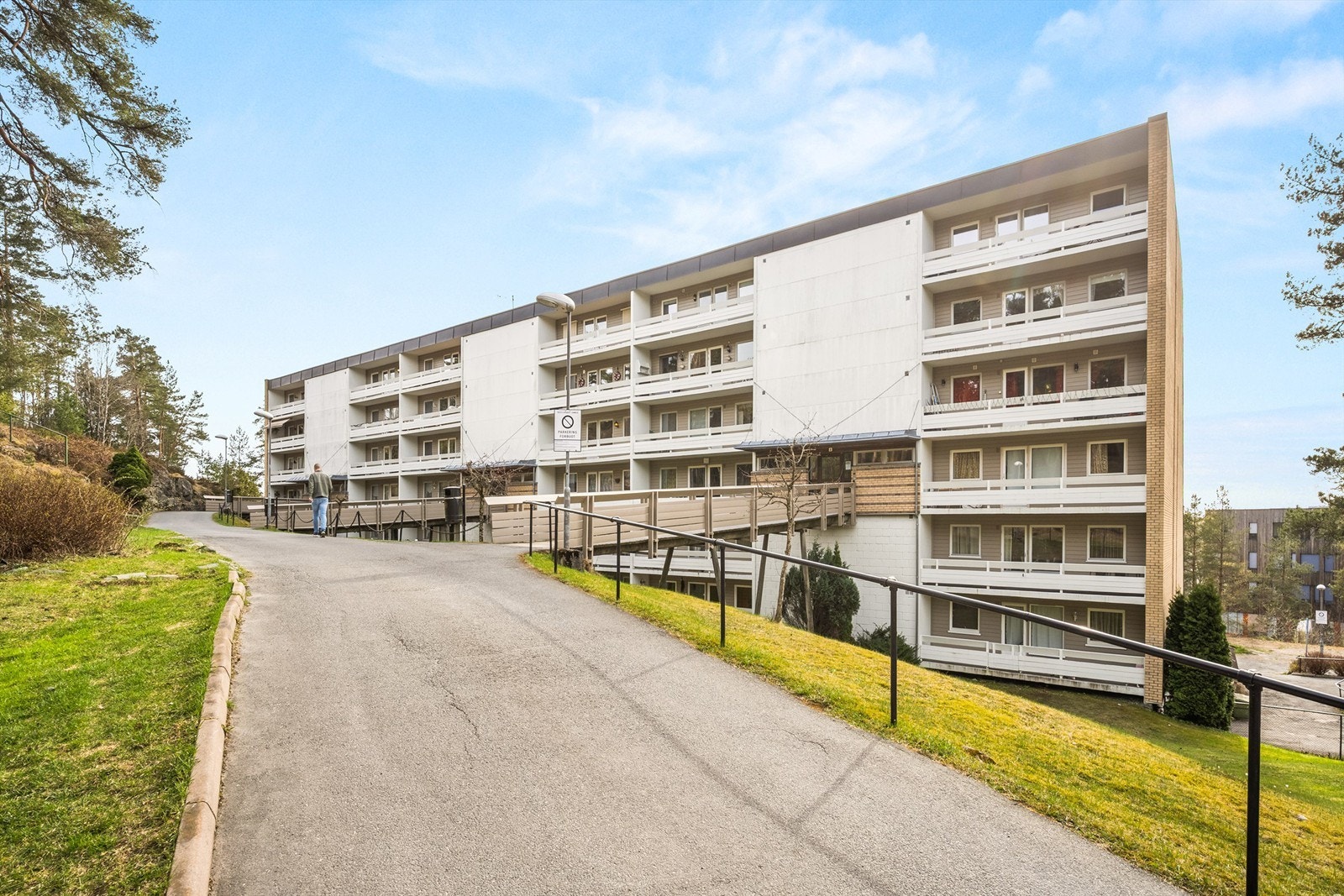 Bygget er fra 1974, med fasader kledd i en kombinasjon av fasadeplater og trekledning. Galleribilde