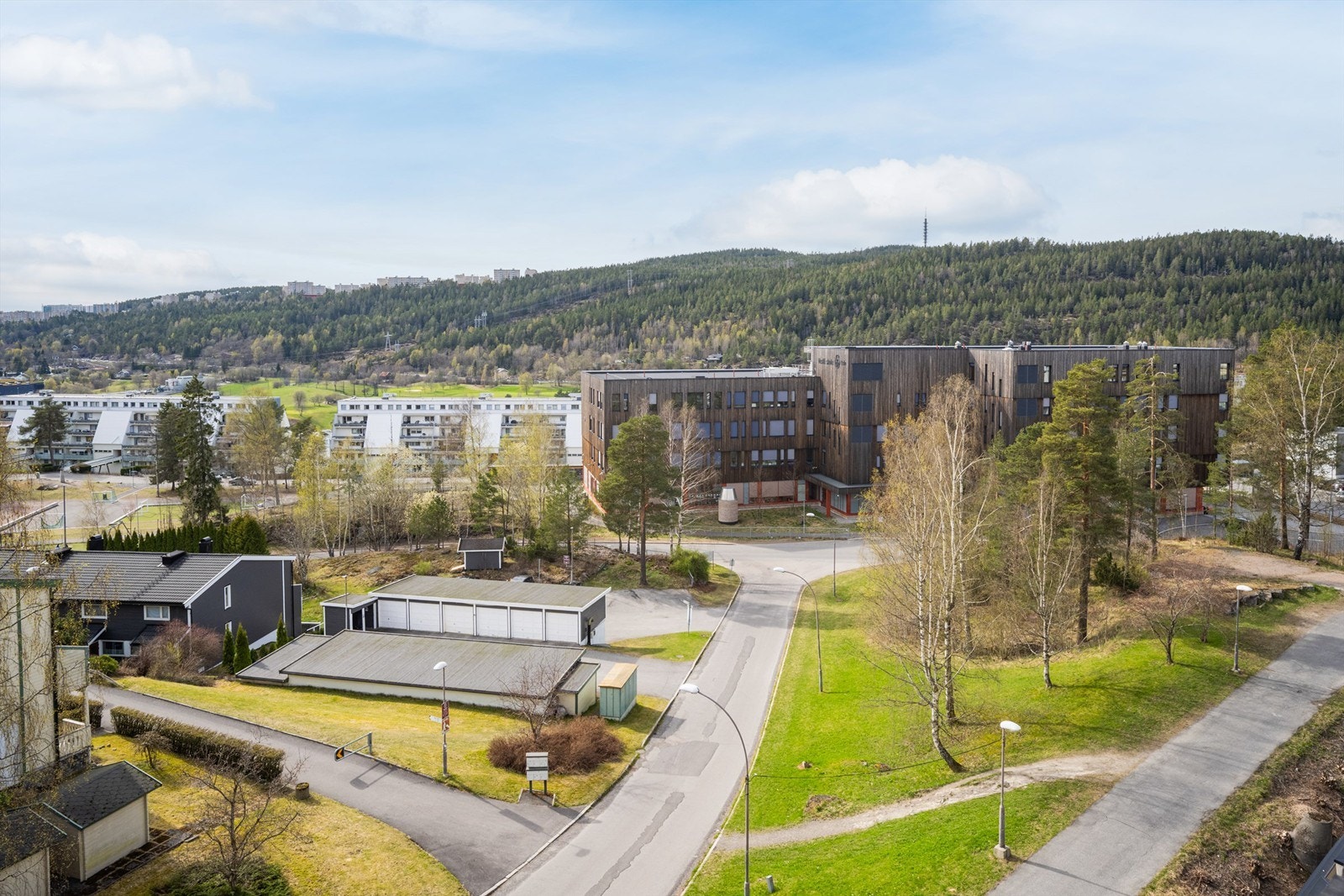 Utsikt mot et etablert og barnevennlig boligområde. Området er skjermet, uten gjennomkjøring. Galleribilde