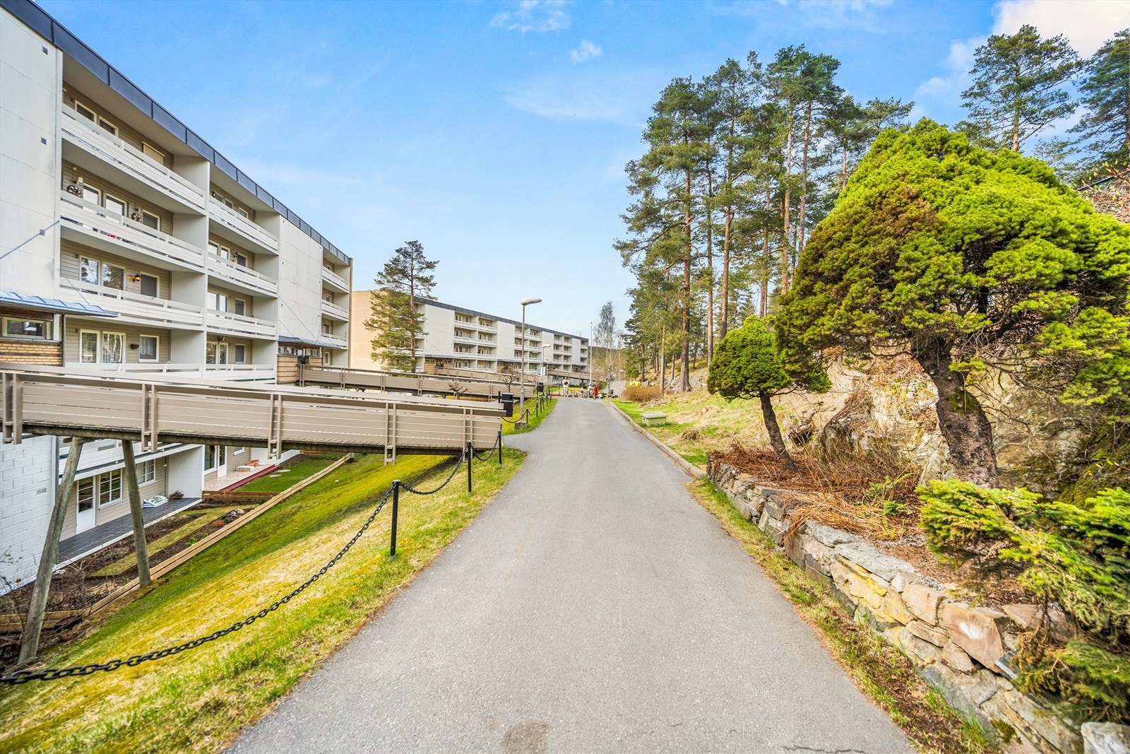 Sameiet har pent opparbeidede fellesarealer med asfalterte internveier og grøntområder. Galleribilde