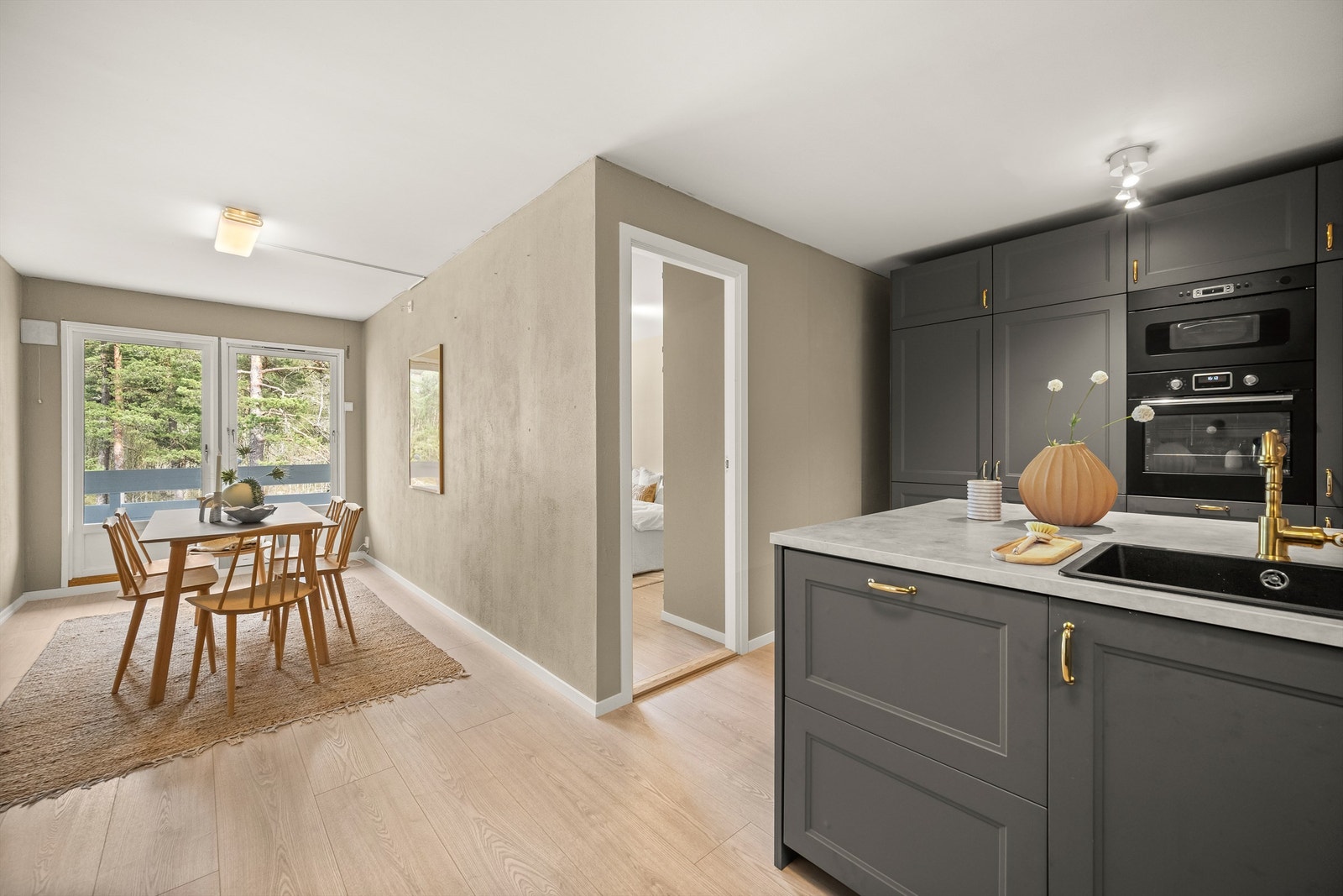 Kjøkkenet fra 2022 er levert av Ikea og har integrerte hvitevarer. Herfra er det utgang til en østvendt balkong. Foto: Martine Eren Jacobsen. Galleribilde