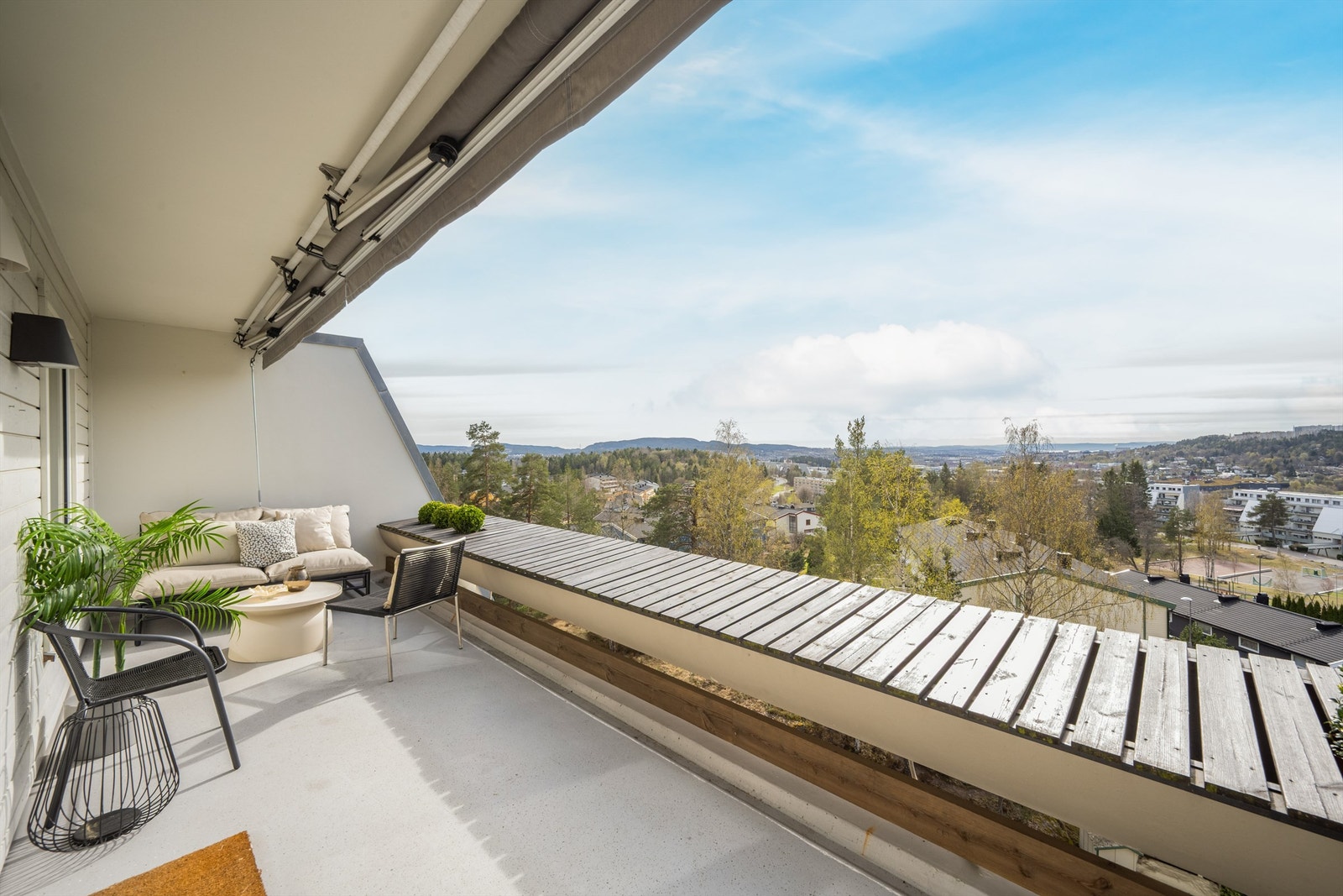 Den vestvendte terrassen er på hele 14 m² og har god plass til både sittegruppe og beplantning. Galleribilde