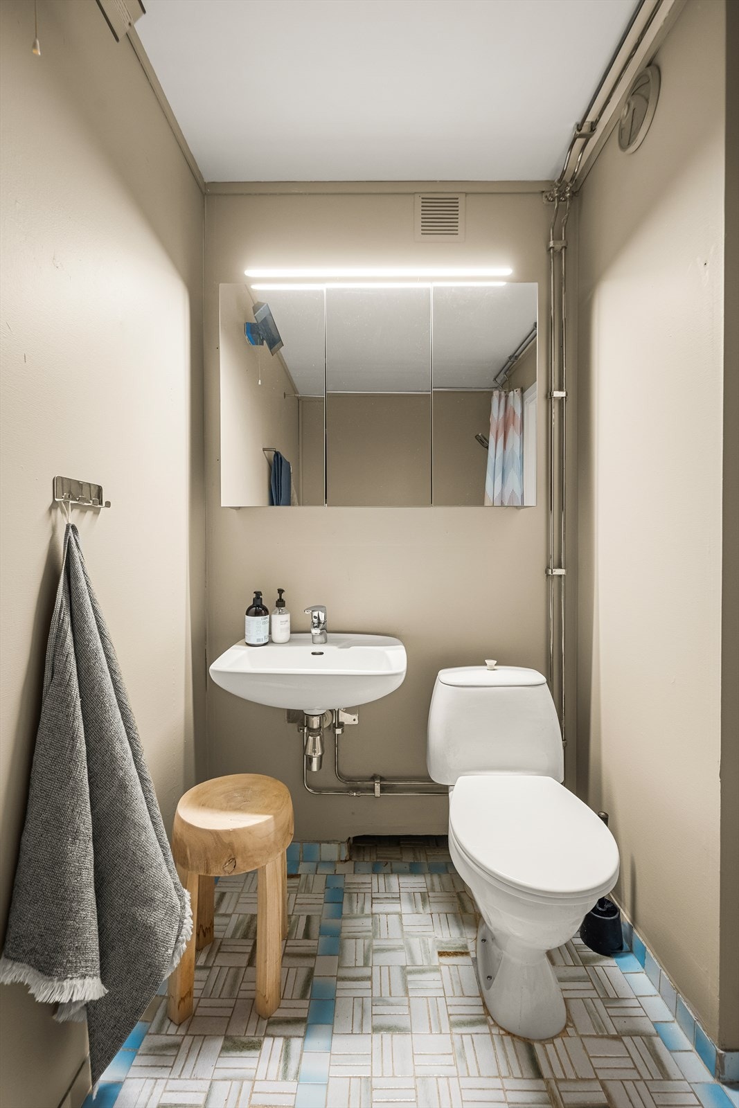 Badet er utstyrt med toalett, servant med speilskap og belysning. Galleribilde