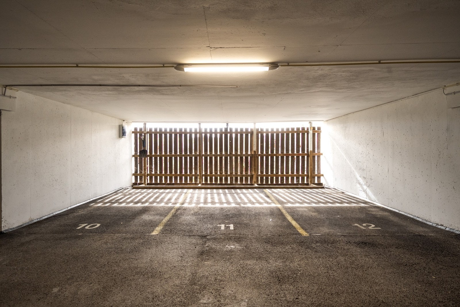 Leiligheten disponerer én biloppstillingsplass (nr. 10) i felles parkeringskjeller, med varig bruksrett. Sameiet har etablert infrastruktur for elbillading. Galleribilde