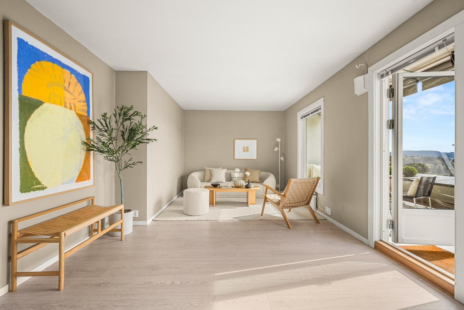Stuen er romslig og har gode møbleringsmuligheter, med plass til både sofagruppe og eventuell spiseplass. Galleribilde