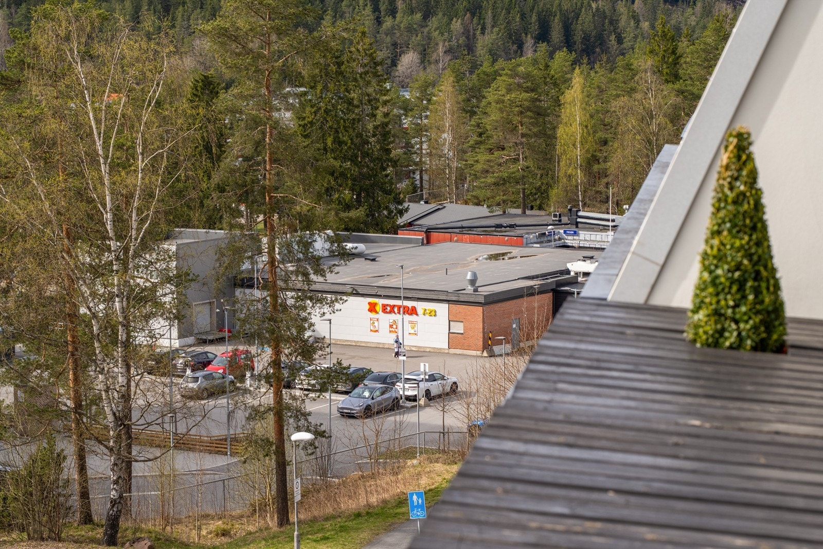 Coop Extra Vestli ligger kun få minutters gange fra boligen, noe som gjør hverdagslogistikken enkel. Galleribilde