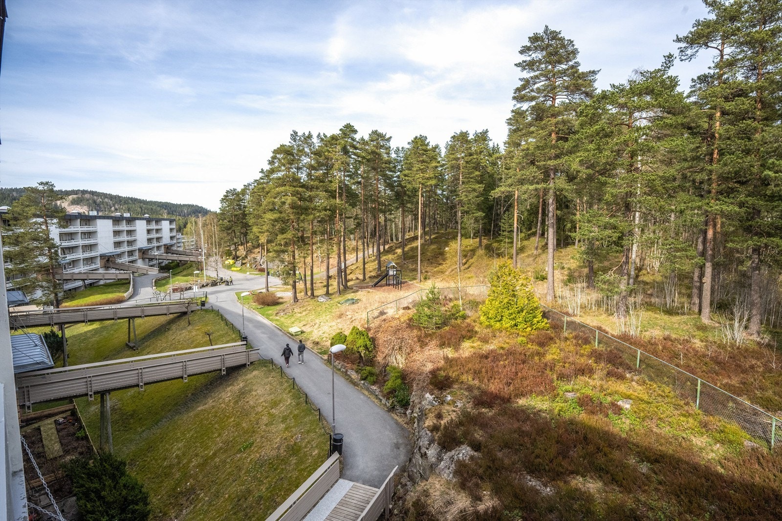 Fra leiligheten ser man ned på de skjermede og barnevennlige fellesområdene. Galleribilde