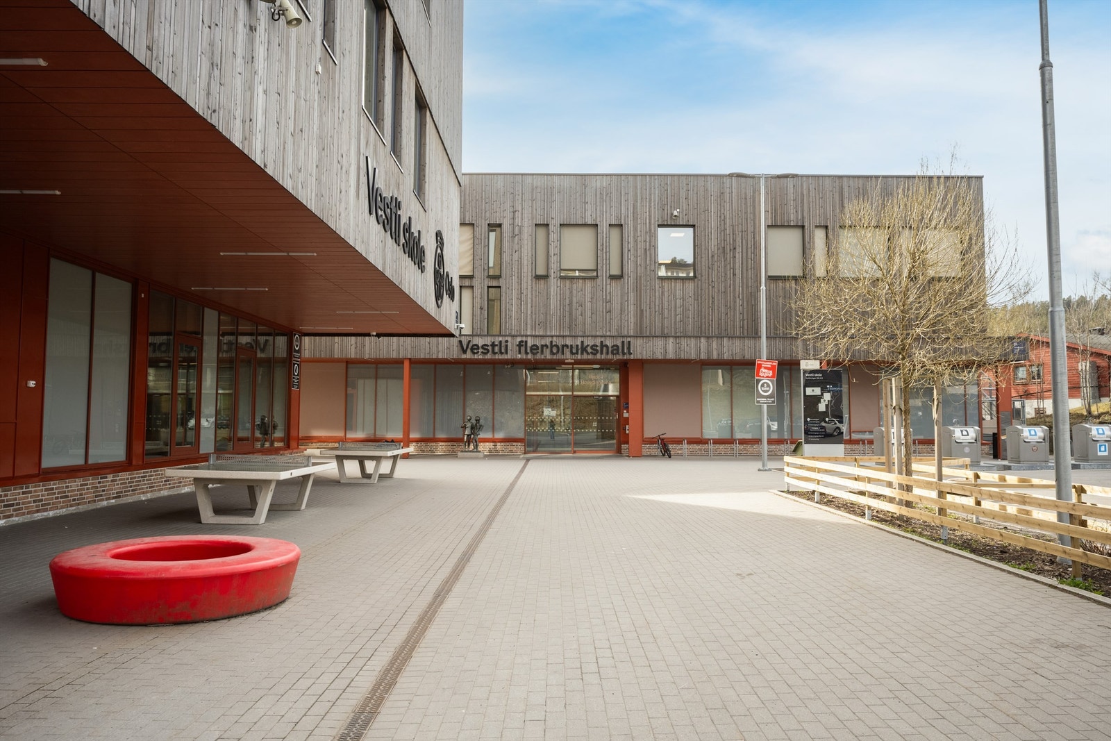 Vestli flerbrukshall er et sentralt samlingspunkt i nabolaget. Galleribilde