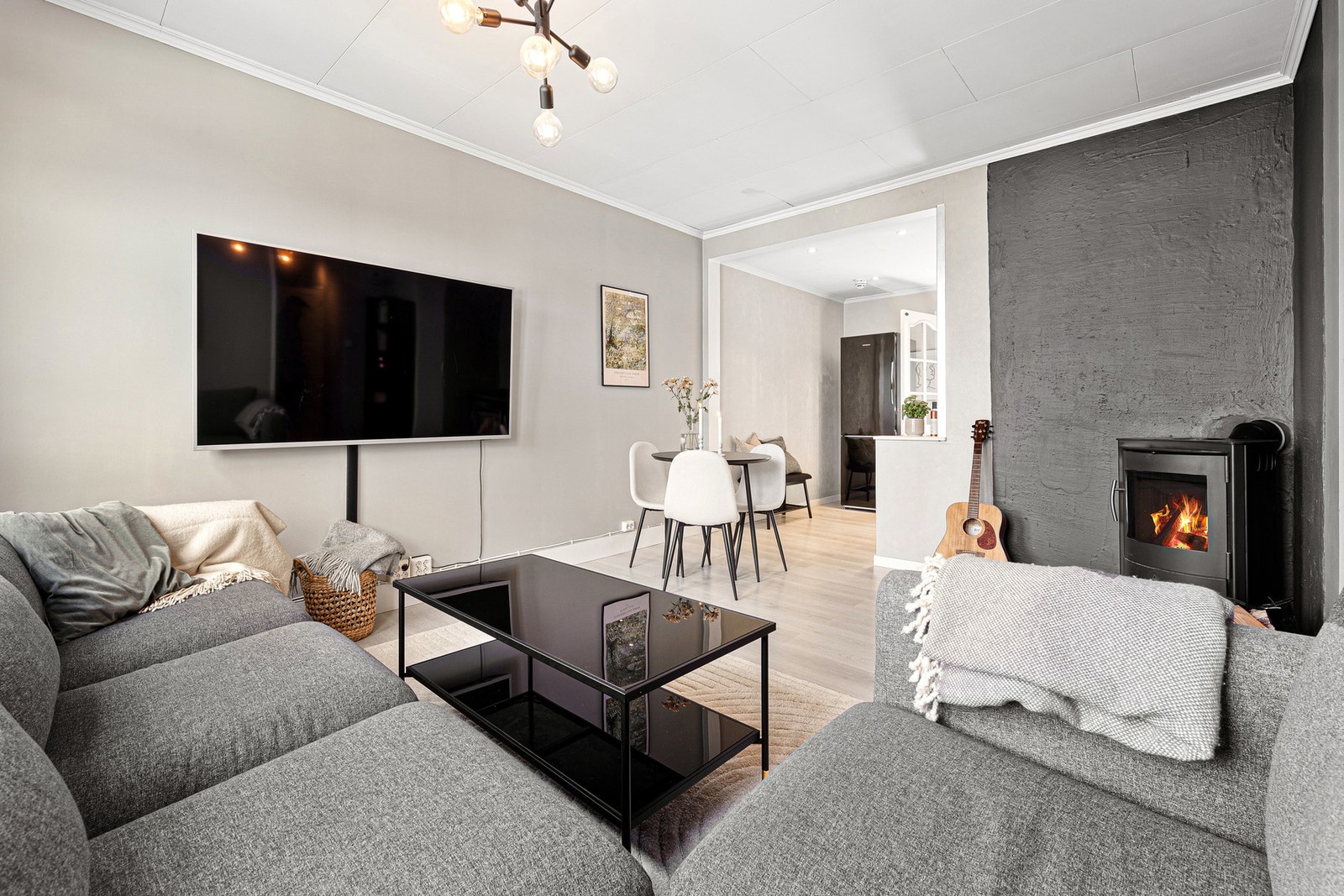 Stue og spisestue fremstår som et åpent og sosialt oppholdsrom som er lett å innrede. Galleribilde