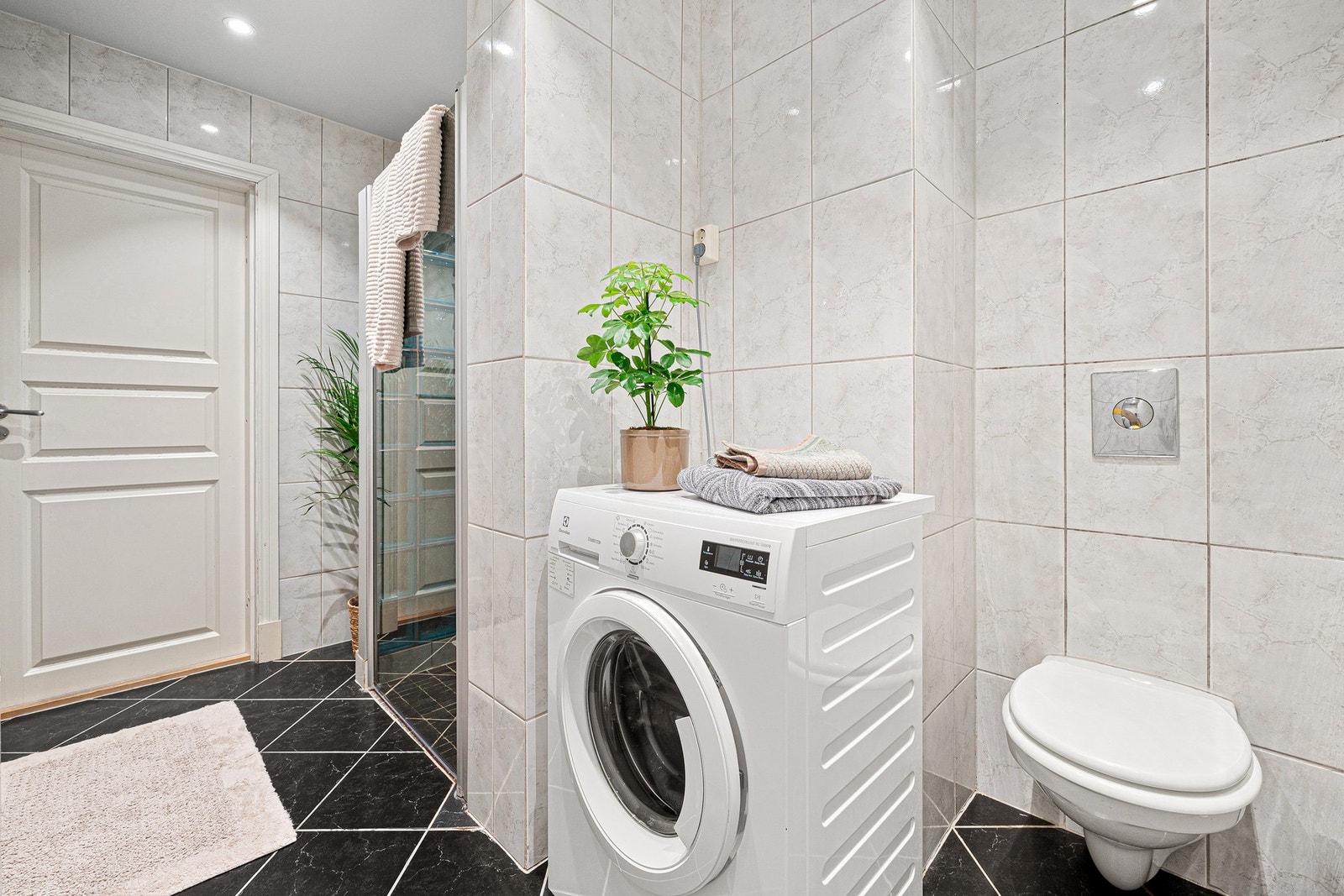 Badet har opplegg for vaskemaskin. Galleribilde