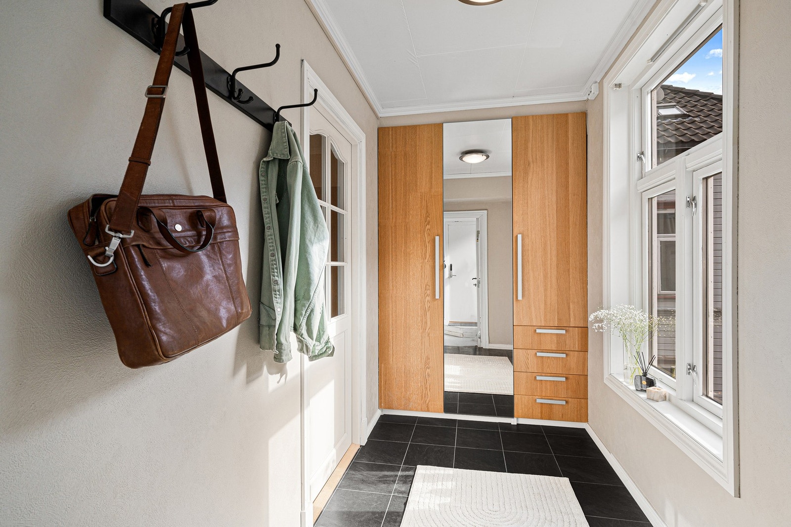 Romslig entre med god plass til garderobeskap. Galleribilde