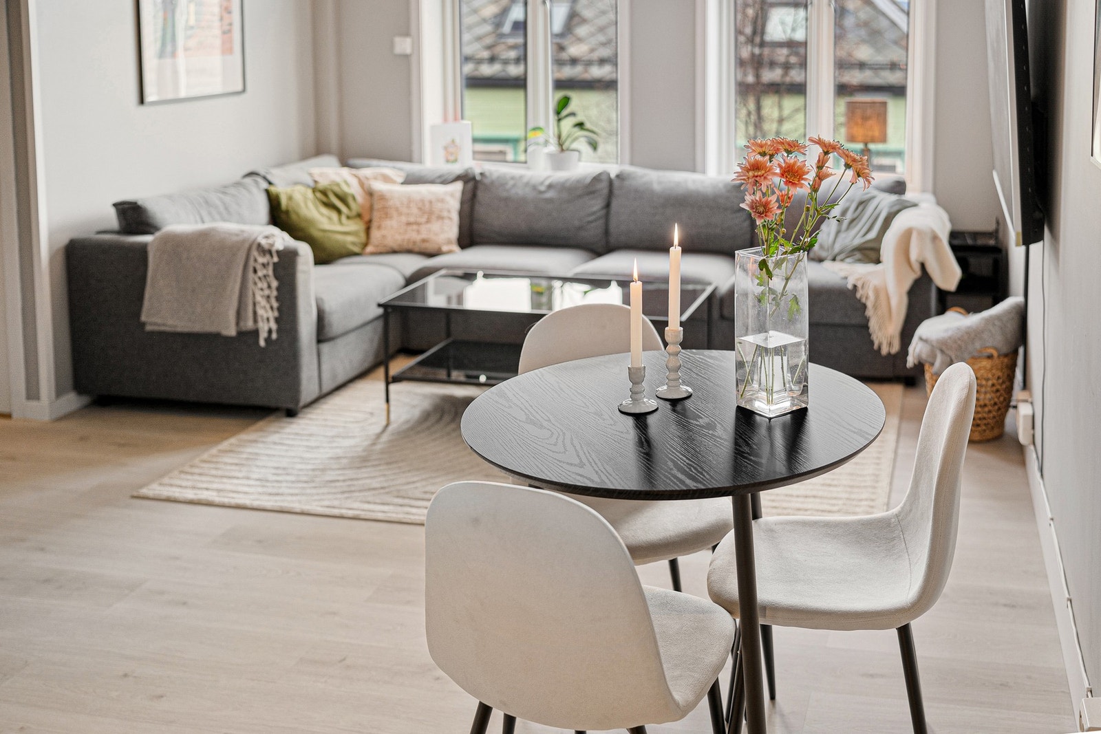 Spiseplassen finner sin naturlige plass ved stuen. Galleribilde