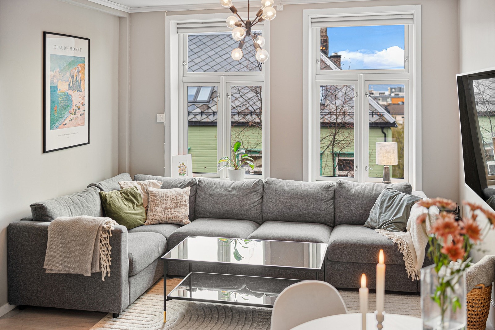 Rommet har god plass til både sofagruppe og spiseplass, og fremstår som lett å møblere. Galleribilde