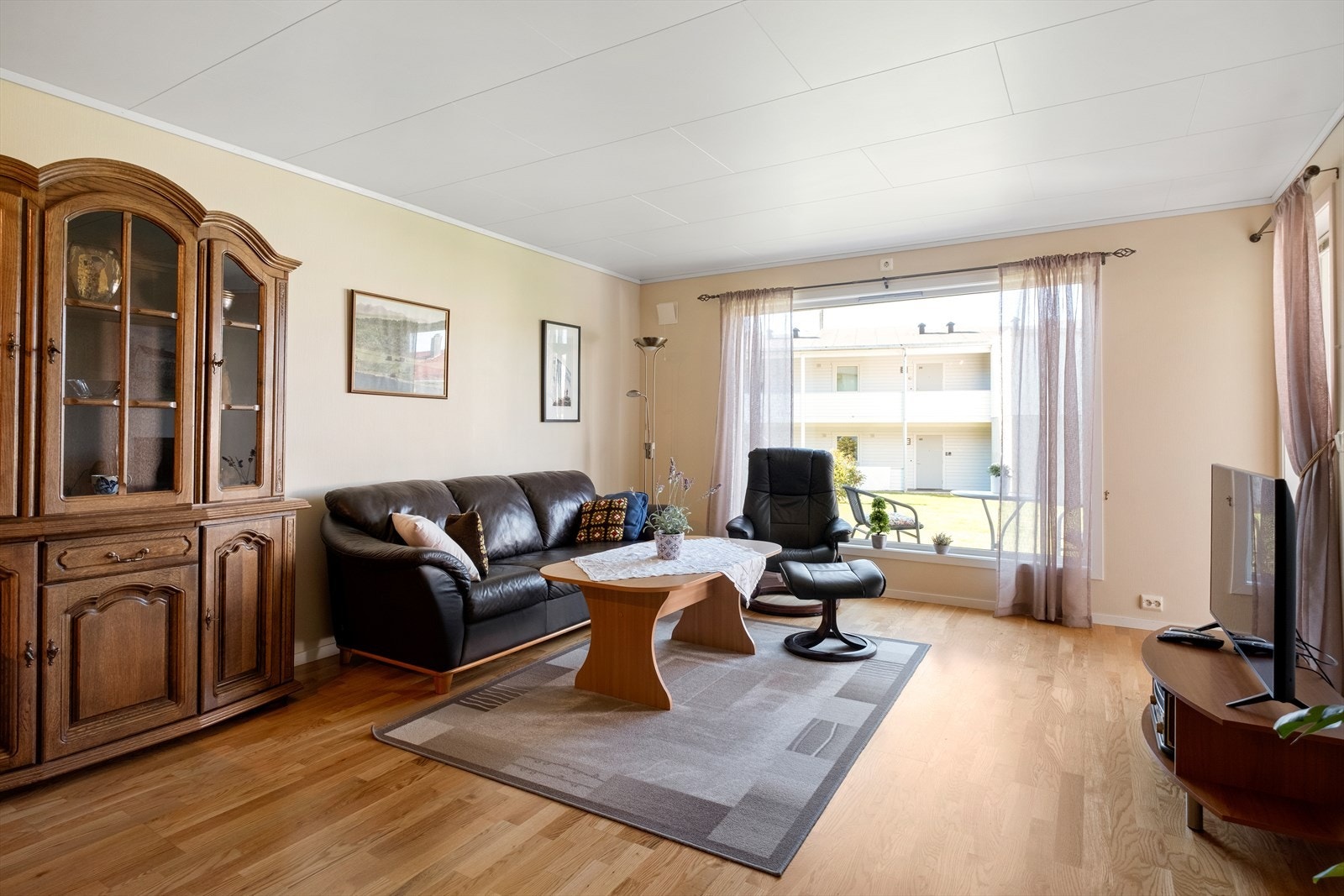 God plass til stor sofagruppe. Galleribilde